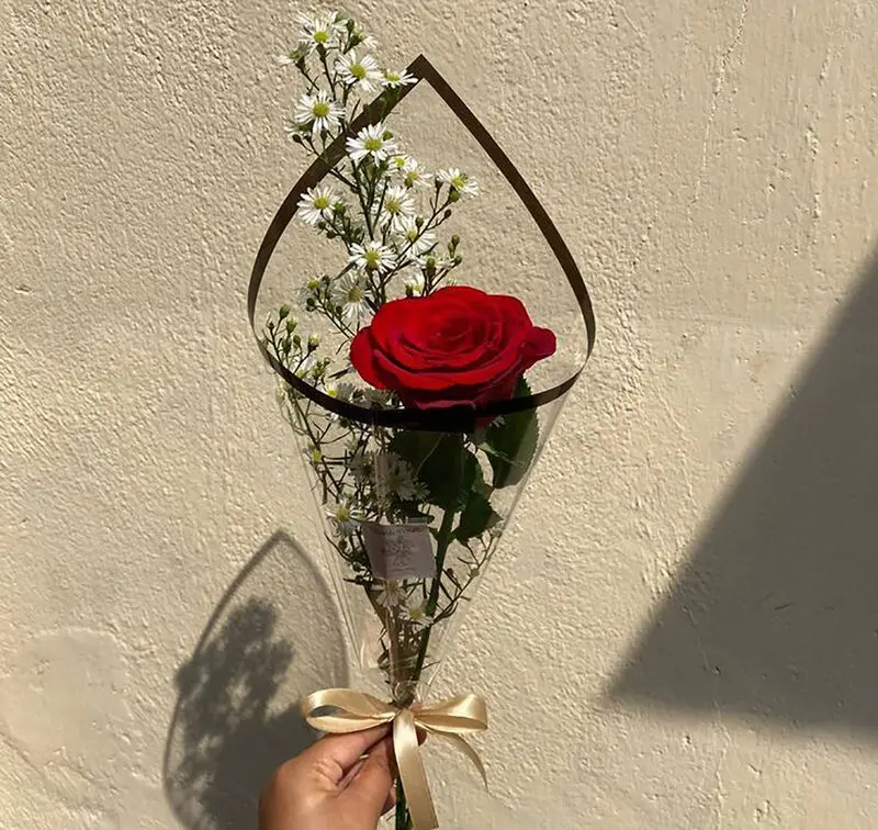 تزیین یک شاخه گل رز صورتی