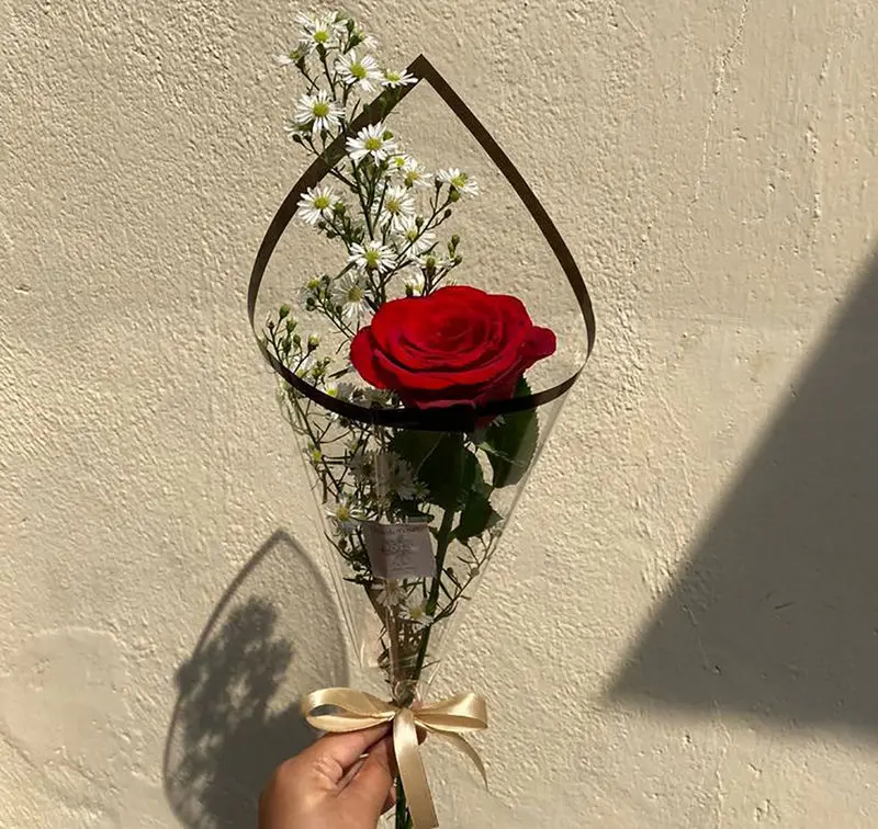 تزیین یک شاخه گل رز صورتی