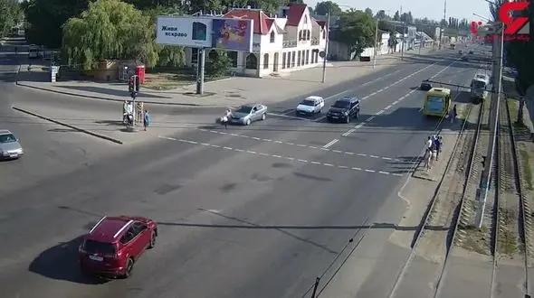 تصادف وحشتناک و مرگبار با عابر پیاده به دلیل بی‌توجهی به چراغ قرمز + فیلم