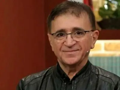 (ویدیو) مهم‌ترین و قابل توجه‌ترین نصیحت دکتر محمود انوشه روانشناس ایران: نگاه نکن به دیگری که مضطرب بشی یه قدم جلو هست...