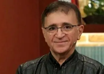 (ویدیو) مهم‌ترین و قابل توجه‌ترین نصیحت دکتر محمود انوشه روانشناس ایران: نگاه نکن به دیگری که مضطرب بشی یه قدم جلو هست...