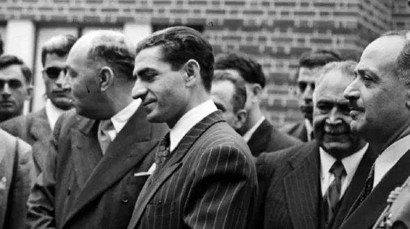 سفر به ایام قدیم؛ «محمدرضا پهلوی» در حال تست خودروی جگوار ئی-تایپ؛ سال 41