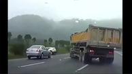 ببینید / نقطه کور کامیون فاجعه آفرید / لحظه چپ کردن یک خودرو وسط اتوبان + فیلم