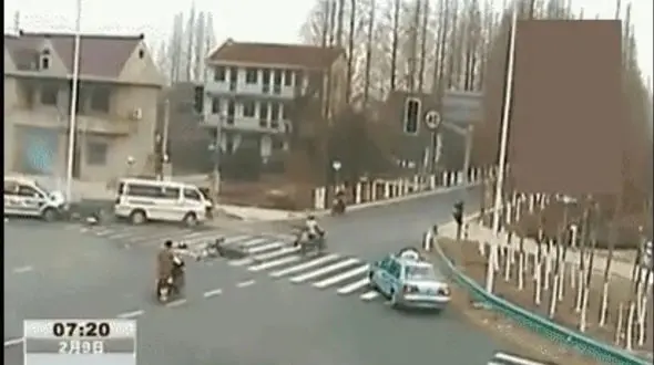 ببینید / تصادف وحشتناک در چهارراه / مرد موتورسوار به هوا پرت شد + فیلم