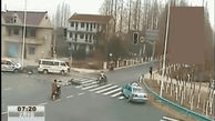 ببینید / تصادف وحشتناک در چهارراه / مرد موتورسوار به هوا پرت شد + فیلم