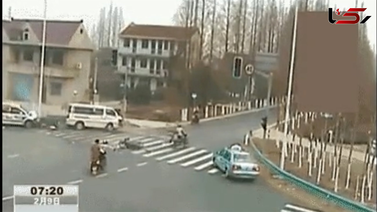 ببینید / تصادف وحشتناک در چهارراه / مرد موتورسوار به هوا پرت شد + فیلم