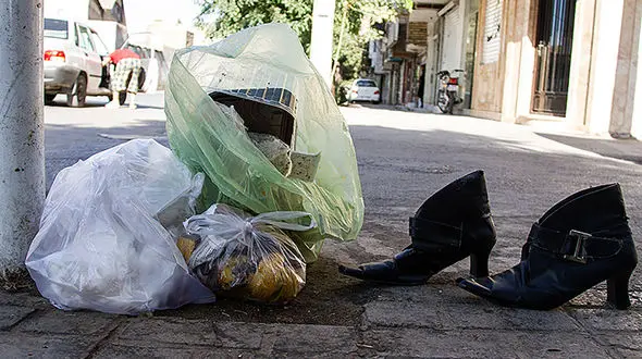 ریختن زباله اطراف مخازن پسماند / یک مقام مسئول: دست شهروندان را می‌بوسیم اگر کمک حال ما باشند + فیلم
