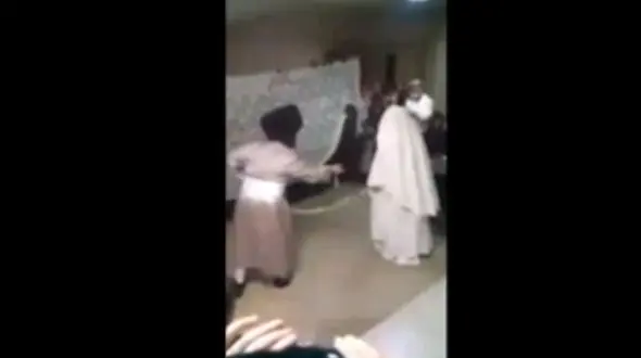 مراسم زشت! داماد هنگام رقص عروس را باطناب بست و مثل حیوان کشید! + فیلم و عکس