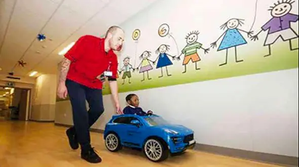 داخل شدن این کودک به اتاق عمل با پورشه+ عکس