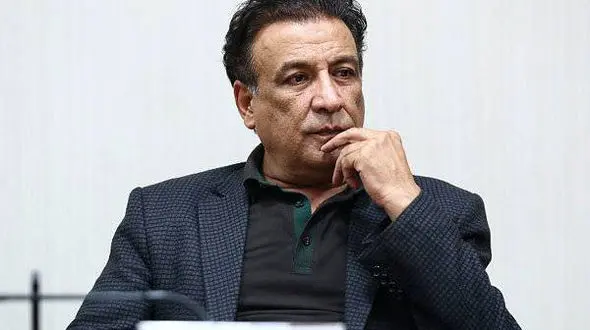 عبدالرضا اکبری با شال و انگشتر می آید+تصاویر