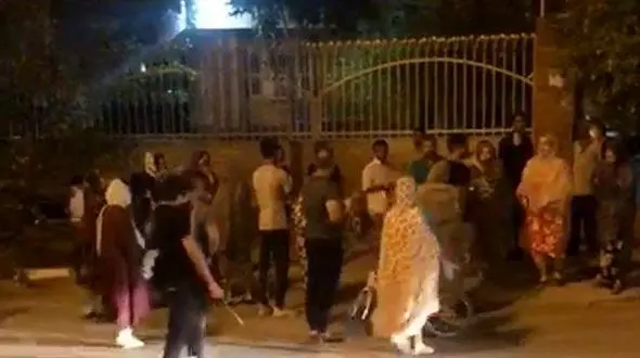 اقدام جنون آمیز 2 زن و 6 مرد در مرکز بهداشت بندرعباس + فیلم