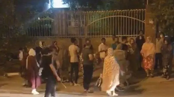 اقدام جنون آمیز 2 زن و 6 مرد در مرکز بهداشت بندرعباس + فیلم
