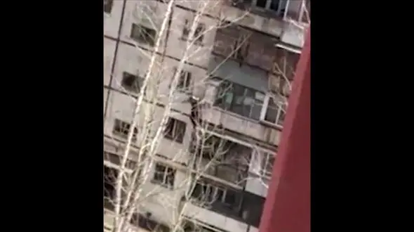 فیلم وحشتناک سقوط مرد ماجراجو از فراز یک برج + فیلم