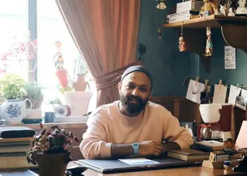 تصاویر دیده نشده از دکوراسیون منزل صابر ابر؛ از کتابخانه بزرگ تا تابلوهای هنری