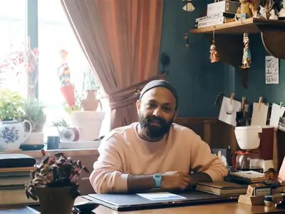 تصاویر دیده نشده از دکوراسیون منزل صابر ابر؛ از کتابخانه بزرگ تا تابلوهای هنری