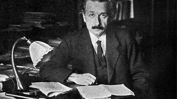 تصاویر دیده نشده از نابغه علم فیزیک جهان 