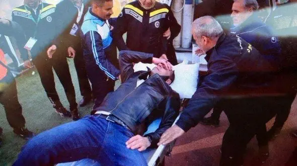 فوری / سرمربی سپاهان پس از  گل دوم تیمش به بیمارستان منتقل شد 