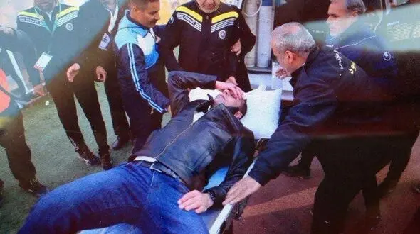 فوری / سرمربی سپاهان پس از  گل دوم تیمش به بیمارستان منتقل شد 