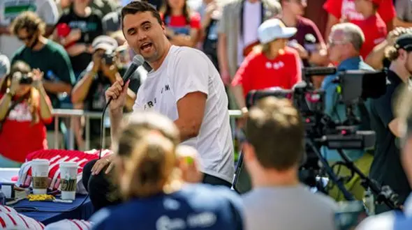 فیلم ترور مرگبار حامی ترامپ و نتانیاهو در دانشگاه / کرک  طرفدار مهاجران ایرانی بود / ایران بزرگتر و قویتر از هر کشوریست که با آن مقابله کرده ایم ... + عکس همسرش ملکه زیبایی بود ...