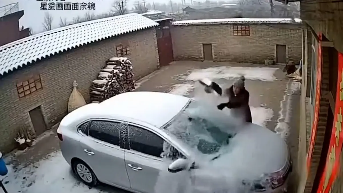 فیلم شکست شیشه خودرو با ریختن آب جوش در هوای سرد