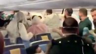 فیلم درگیری مسافران پس از عطسه کردن در هواپیمای عرب ها!