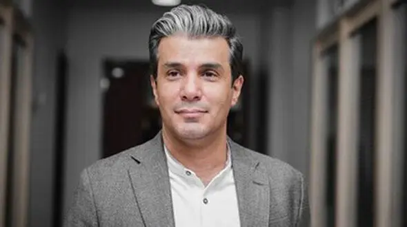 فیلم / آریا عظیمی نژاد: رفتم دکتر و گفت 10 سال دیگه ناشنوا میشم و شدم و 10 سال کَر مطلق بودم/ رامبد جوان باور نمی‌کرد !