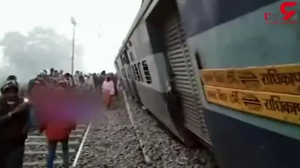 خارج شدن قطار از ریل در هند با ۳۱ کشته و زخمی + فیلم