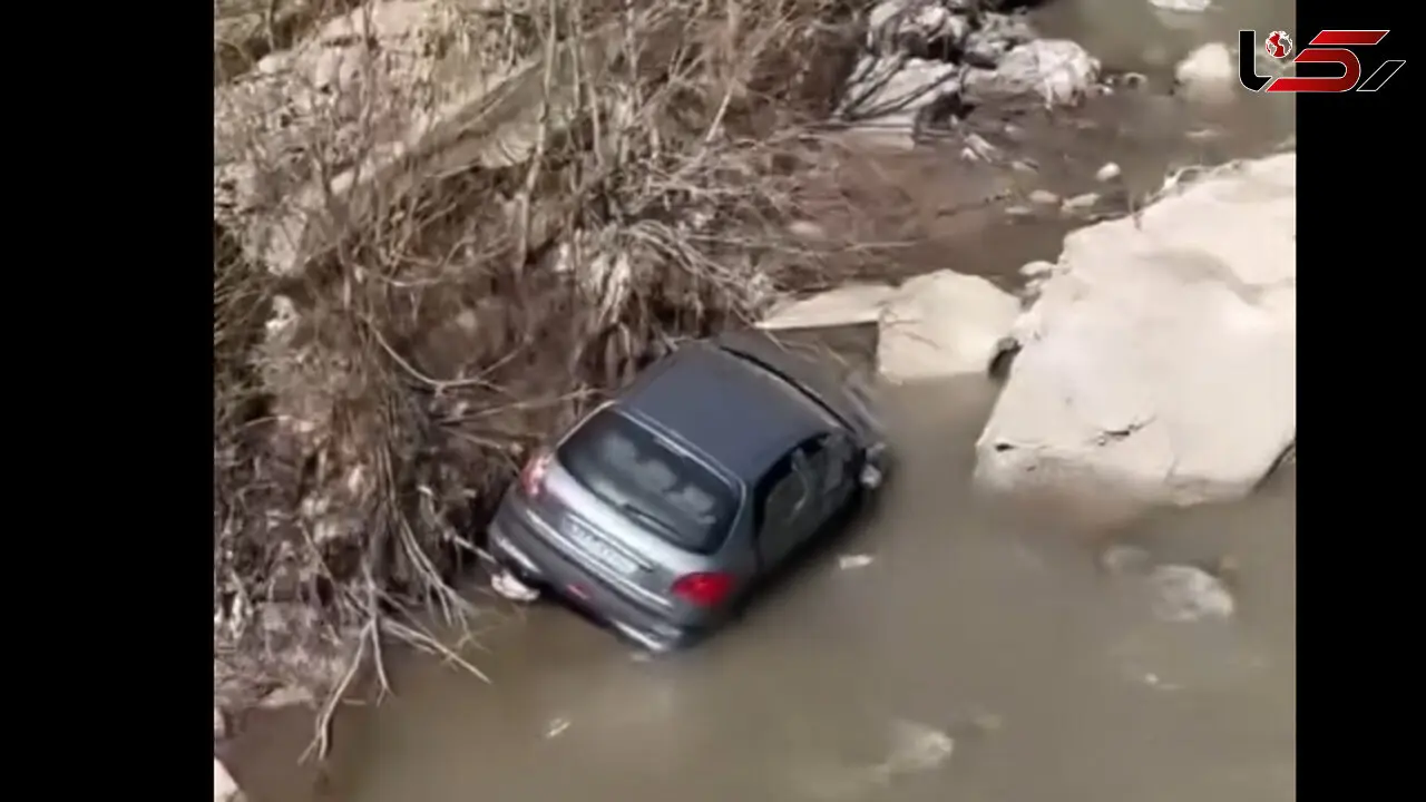 سقوط خودروی 206 داخل درهای جاده فشم