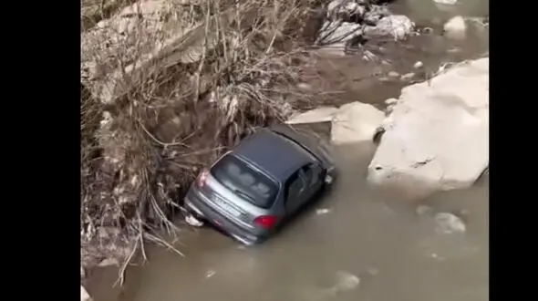 سقوط خودروی 206 داخل درهای جاده فشم
