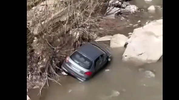 سقوط خودروی 206 داخل درهای جاده فشم
