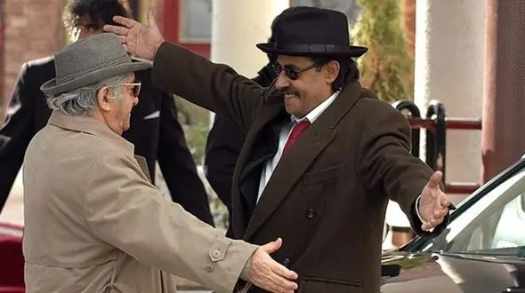 عزت الله انتظامی در کنار خسرو شکیبایی آرام گرفت 