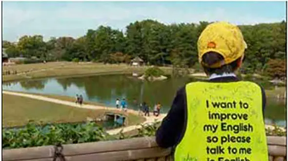 پسر 10 ساله راهنمای گردشگران +عکس