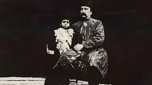 ناصرالدین‌ شاه کنار ملیجک و امین‌حضور؛ قاب متفاوتی از دربار قاجار