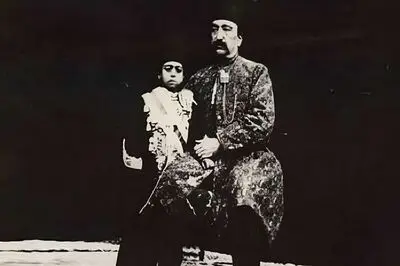 ناصرالدین‌ شاه کنار ملیجک و امین‌حضور؛ قاب متفاوتی از دربار قاجار
