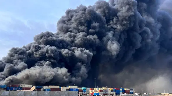 فیلم شدت و قدرت موج انفجار اسکله شهید رجایی تا 5 کیلومتری ! / ببینید دختر در محل کارش چگونه پرت شد !