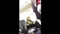 اخراج عجیب یک مسافر زن از در داخل هواپیما ! + فیلم 