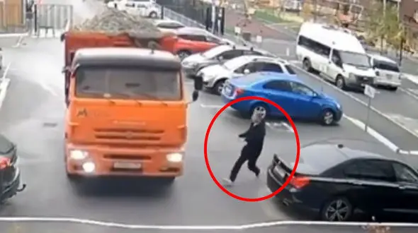 حرکت شجاعانه یک مرد برای مهار کامیون بدون راننده بی ترمز و فراری