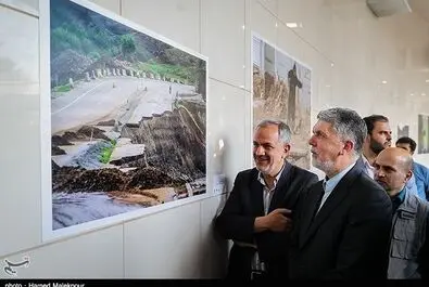  بازدید سیدعباس صالحی وزیر فرهنگ و ارشاد اسلامی و احمد مسجد جامعی عضو شورای شهر تهران از نمایشگاه عکس "خانه‌ای که سیل برد، مهری که سیل آورد" در ایوان انتظار میدان ولیعصر(عج) 
