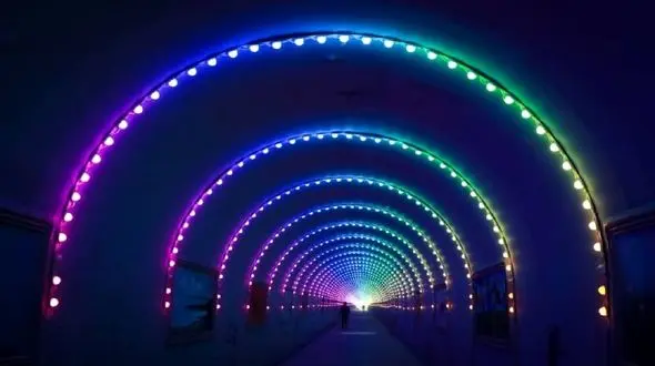 افتتاح بزرگترین تونل نوری تهران / امکان عکاسی جذاب در فضای پر از رنگ و نور + عکس و آدرس 