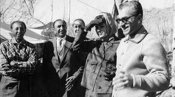 محمدرضاپهلوی اراضی ملی را فروخت و پولش را بُرد/ جواهرات و الماس‌های گرانبها با ۳۸۴ چمدان و صندوق برده شد