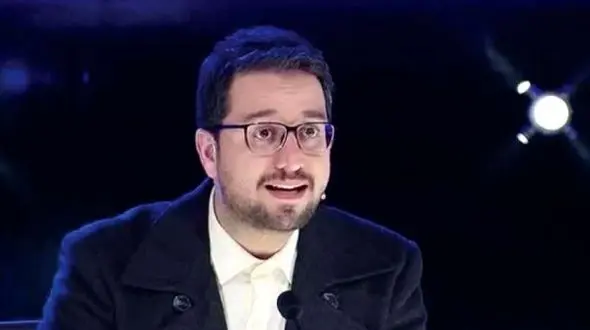 فیلم/ ابراز عشق و احساسات بشیر حسینی به همسرش در پخش زنده صدا و سیما / بوسه عاشقانه آقای دکتر بر دستان همسرش