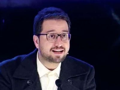 فیلم/ ابراز عشق و احساسات بشیر حسینی به همسرش در پخش زنده صدا و سیما / بوسه عاشقانه آقای دکتر بر دستان همسرش