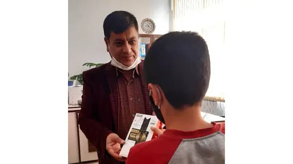 ۵۰۰ دانش آموز گلپایگانی فاقد گوشی برای ادامه تحصیل هستند  + فیلم و عکس