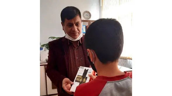 ۵۰۰ دانش آموز گلپایگانی فاقد گوشی برای ادامه تحصیل هستند  + فیلم و عکس