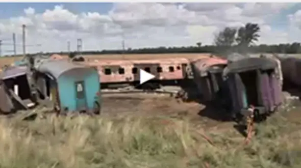 جهنم آتش درقطار / تصادف مرگبار کامیون با قطار در آفریقای جنوبی + عکس