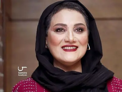 عکس ها/ نگاهی به استایل متفاوت شبنم مقدمی در جشن رونمایی از کتابش / از عینک خاص و لاکچری و تیپ سرتا پا آبی تا حلقه ساده ازدواجش با همسر جنتلمنش