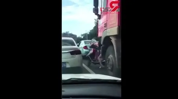 نجات باورنکردنی موتورسوار از زیر کامیون +فیلم 