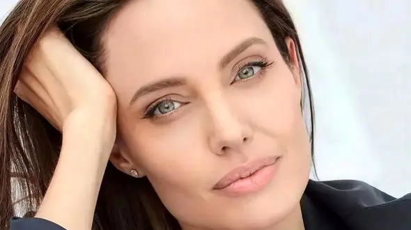 استایل شیک و مجلسی آنجلینا جولی و دخترش در گلدن گلوب 