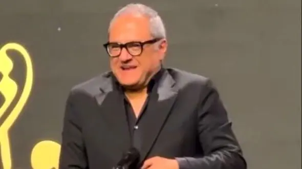 فیلم/ وقتی کمدینی و میکروفن هم سر شوخی رو باهات باز میکنه/دردسرهای خنده دار رامبد جوان در جشن حافظ