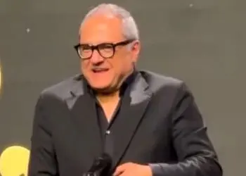 فیلم/ وقتی کمدینی و میکروفن هم سر شوخی رو باهات باز میکنه/دردسرهای خنده دار رامبد جوان در جشن حافظ